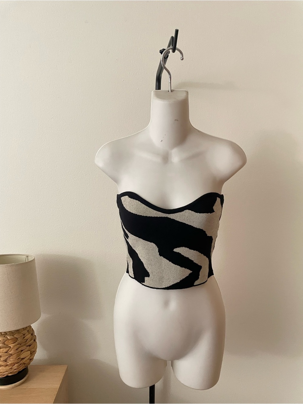 SHEIN Black and Cream Abstract Strapless Knit Crop Top